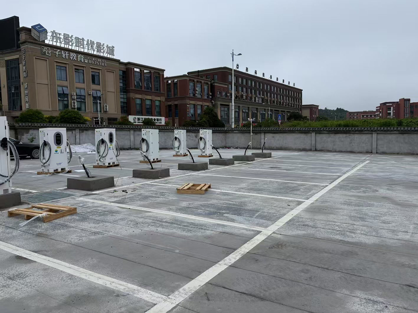 120kW All-in-One DC EV Charger Pillar | Commercial Level 3 Fast Charging 4 120kw dc charger commercial parking hub