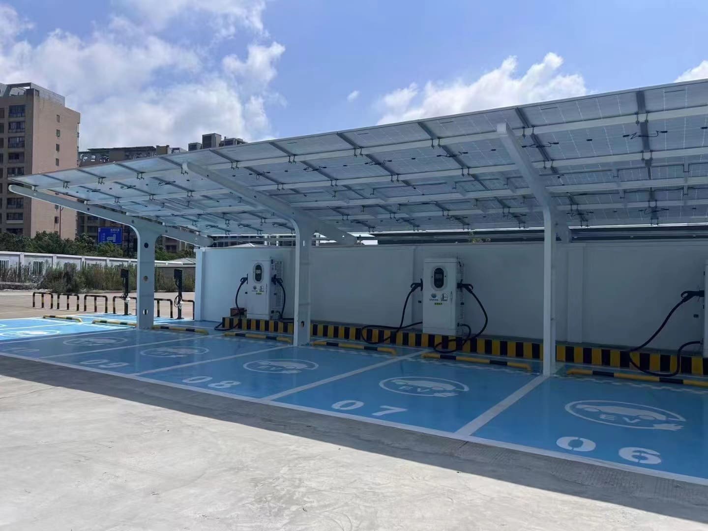 Home 32 solar charging station